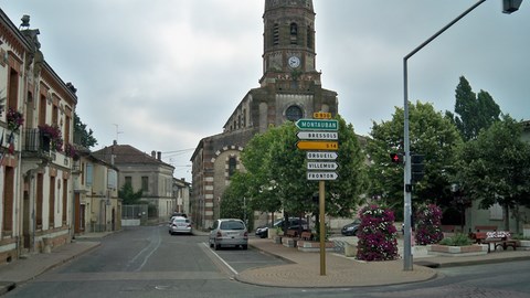 L'église et l'ancienne mairie de Labastide St Pierre.