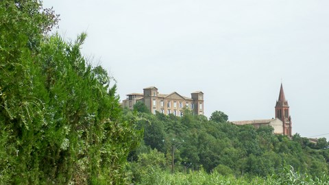 ​Castelnau d'Estretefonds : Le château et l'église.